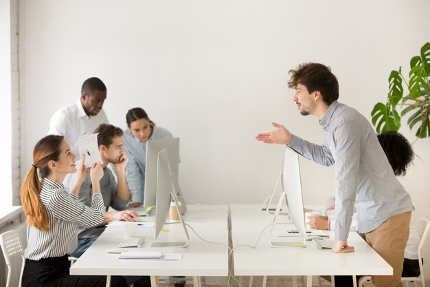 Glimlachende vrouw die collectieve administratie verklaren aan nieuwe huur in bureau