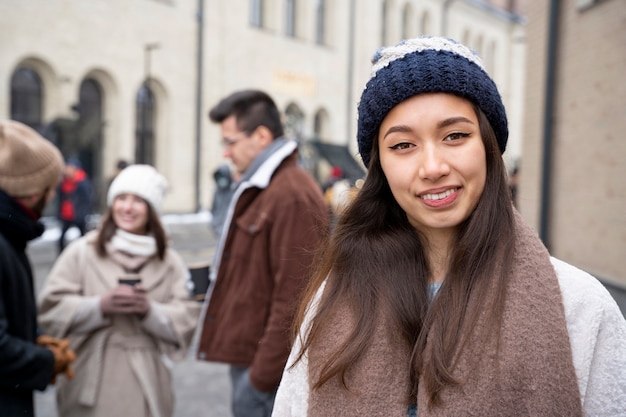 Glimlachende vrouw die tijd doorbrengt met haar vrienden na een lange reünie