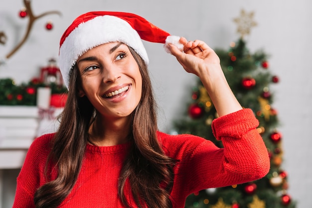 Glimlachende vrouw in Kerstmishoed