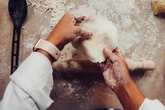 Gratis foto glimlachende vrouw in keuken met schattige witte maltese hond