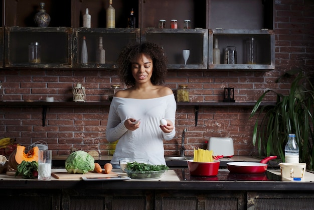 Gratis foto glimlachende vrouw in moderne keuken