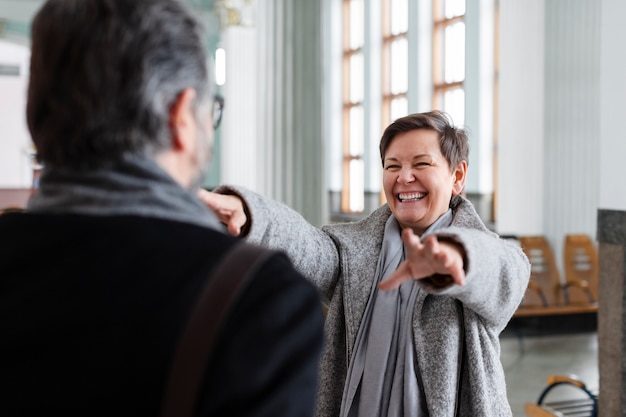 Glimlachende vrouw klaar om de man te knuffelen