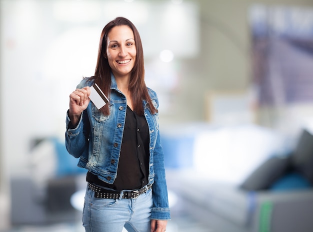 Glimlachende vrouw met een credit card