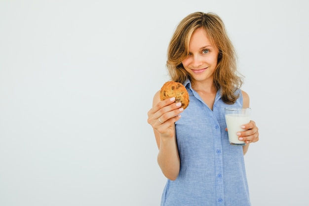 Glimlachende Vrouw Met Glas Melk Aanbieding Koekje