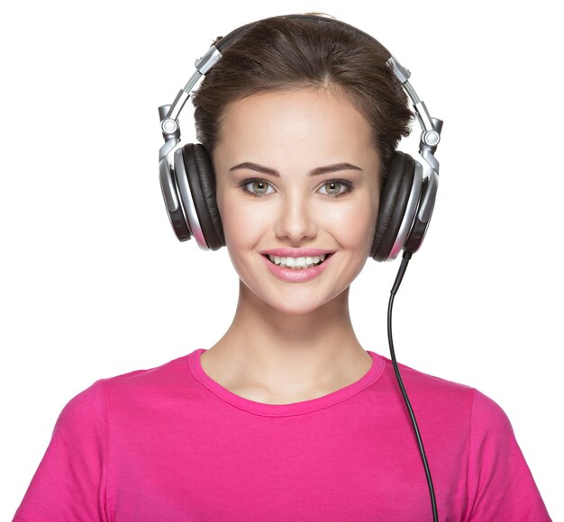 Glimlachende vrouw met hoofdtelefoons het luisteren geïsoleerde muziek