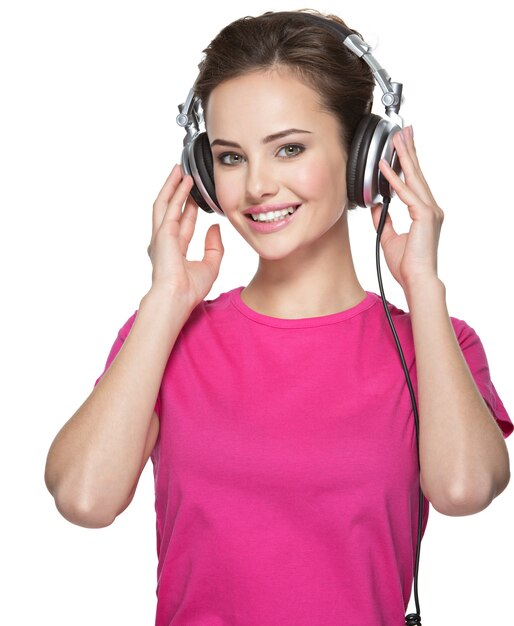 Glimlachende vrouw met hoofdtelefoons het luisteren geïsoleerde muziek