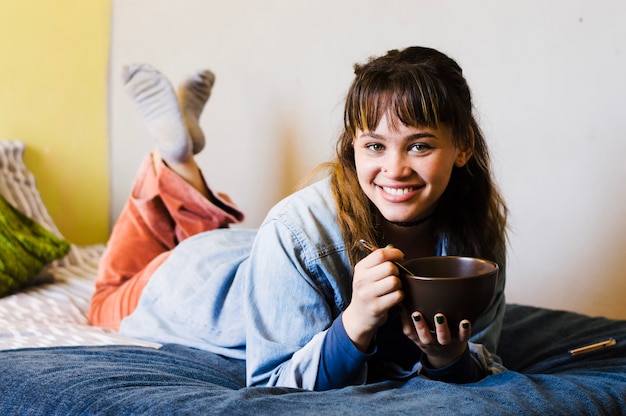 Gratis foto glimlachende vrouw met kom