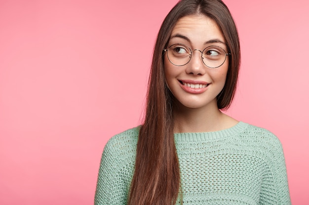 Glimlachende vrouw met lang steil haar