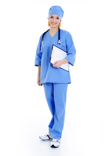 Glimlachende vrouwelijke het ziekenhuismedewerker in blauw uniform met stethoscoop - die op wit wordt geïsoleerd