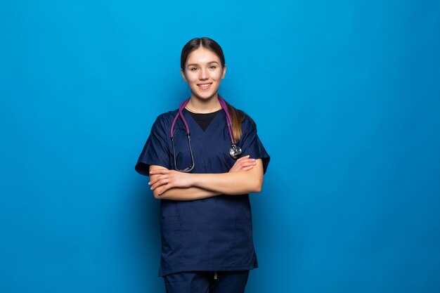 Glimlachende vrouwelijke vrouwelijke arts op blauw