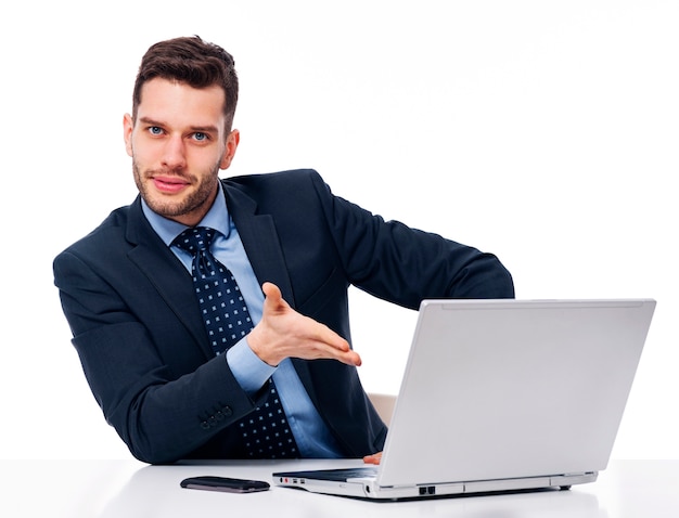 Glimlachende zakenman die op laptop toont