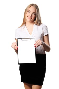 Glimlachende zakenvrouw met document op klembord geïsoleerd op een witte achtergrond