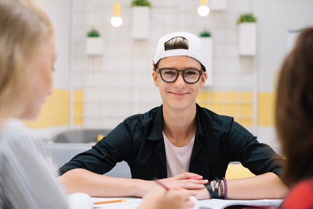 Glimlachende zelfverzekerde student in de klas