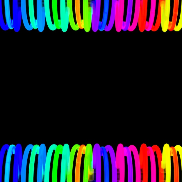 Gloeiend spiraalvormig kleurrijk licht over de zwarte achtergrond