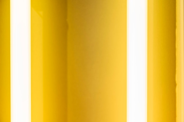 Gloeiende gele neonbuis getextureerde achtergrond