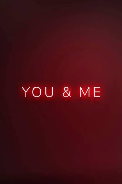 Gratis foto gloeiende you&me neon typografie op een rode achtergrond