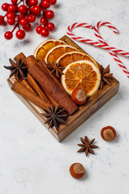 Glühwein kruiden in houten doos op tafel