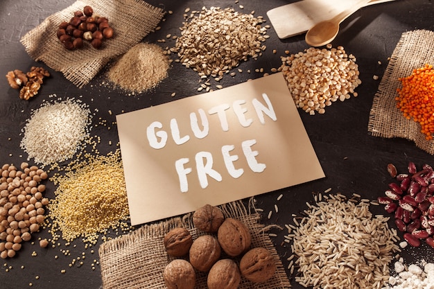 Glutenvrij meel en granen gierst, quinoa, maïsbrood, bruine boekweit, rijst met tekst glutenvrij