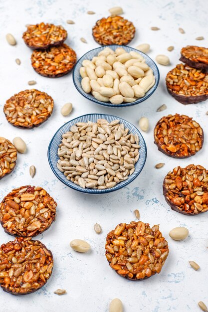 Glutenvrije noten gekonfijte koekjes met chocolade, pinda en zonnebloempitten, bovenaanzicht