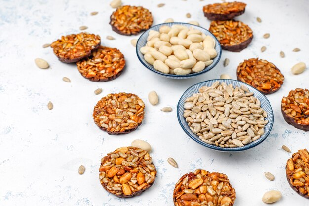 Glutenvrije noten gekonfijte koekjes met chocolade, pinda en zonnebloempitten, bovenaanzicht