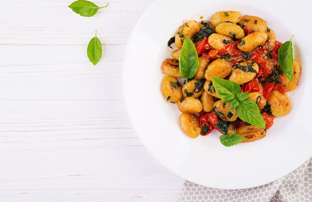 Gnocchi pasta in rustieke stijl. Italiaanse keuken. Vegetarische groentepasta. Lunch koken. Gastronomisch gerecht. Bovenaanzicht