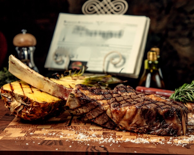 Gratis foto goed gedaan t-bone steak en ananas