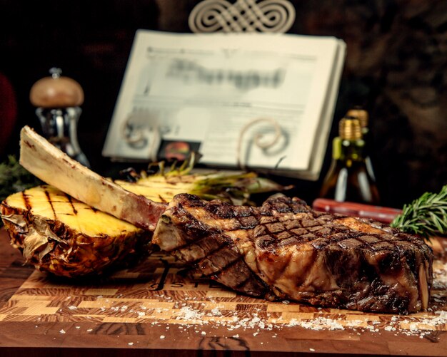 Goed gedaan t-bone steak en ananas