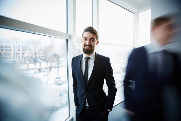 Goed geklede zakenman voorbereid voor de vergadering