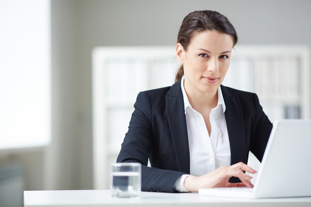 Goed gekleed secretaresse in het kantoor