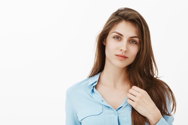 Goed uitziende brunette zakenvrouw poseren in de studio