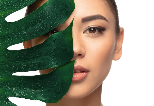 Goed verzorgd. Portret van mooie jonge vrouw op witte studioachtergrond. Concept van cosmetica, make-up, natuurlijke en ecologische behandeling, huidverzorging. Glanzende en gezonde uitstraling, mode, gezondheidszorg. Copyspace.