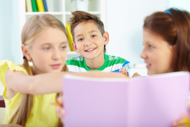 Gratis foto goede jongen in de klas