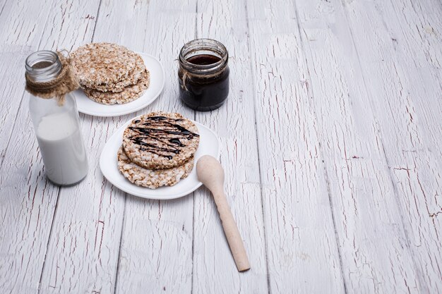 Goede voeding. Rijstkoekjes withhoney en melk