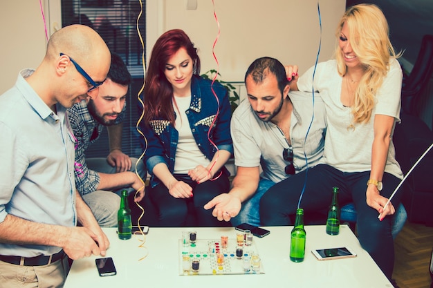 Gratis foto goede vrienden op het feest van het gameboard