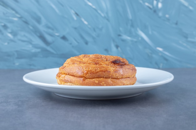 Gogal traditioneel Azerbeidzjaans koekje op een bord op marmeren tafel.