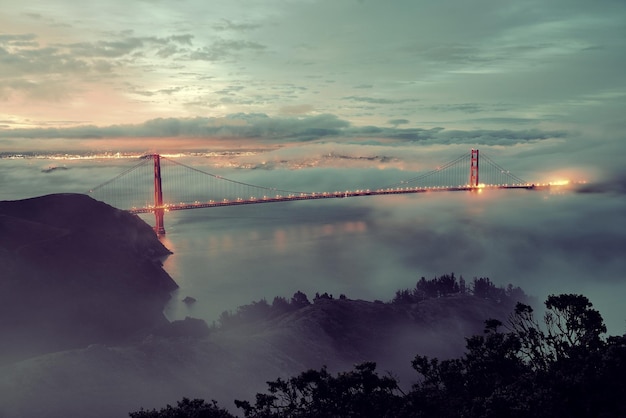 Golden gate bridge en mist in san francisco in de vroege ochtend