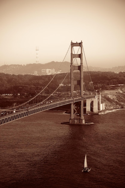 Golden Gate Bridge in San Francisco als de beroemde bezienswaardigheid.