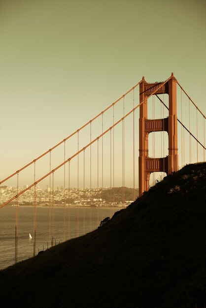 Golden Gate Bridge in San Francisco over de berg als het beroemde oriëntatiepunt.