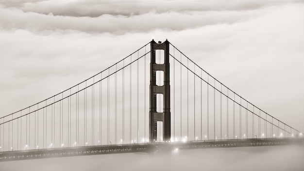 Golden Gate Bridge-toren in mistclose-up in San Francisco