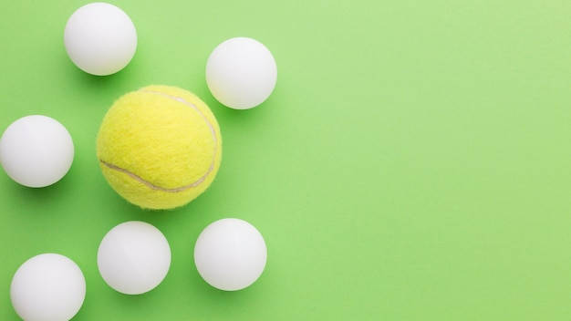 Golfballen en tennisbal met kopie-ruimte