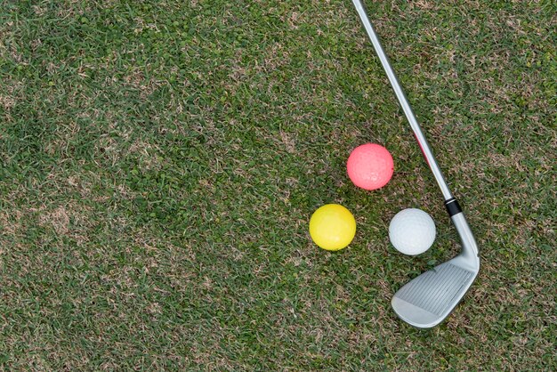 Golfclub en ballen op cursus