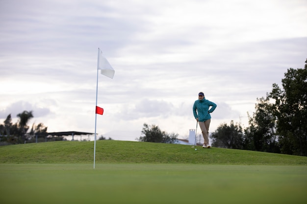 Golfvlag die op golfbaangrond zwaait