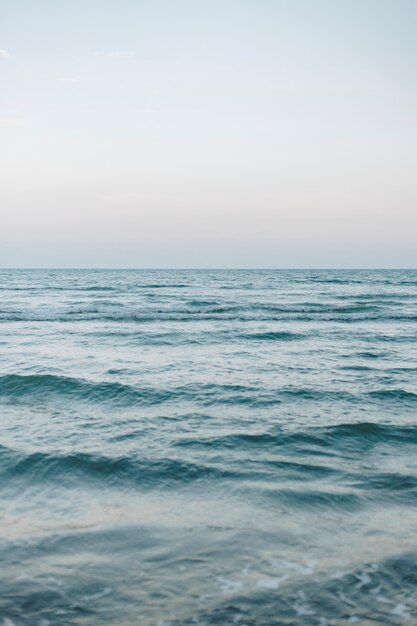 Golven op een brede blauwe zee