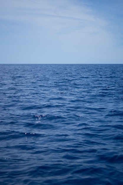 Golven van de oceaan onder een strakblauwe lucht
