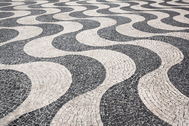 Golven van tegelvloer in portugese traditionele stijl, rossio-plein, lissabon