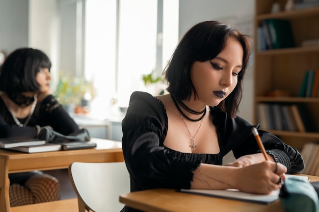 Gratis foto gothic studenten op school in de klas