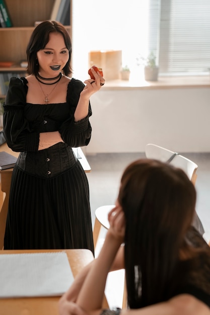 Gratis foto gothic studenten op school in de klas