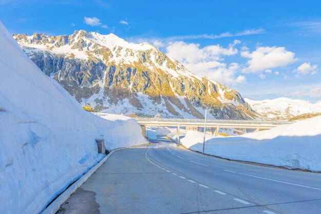 Gotthardpas omgeven door bergen bedekt met de sneeuw onder het zonlicht in Zwitserland