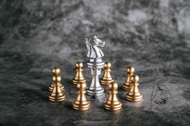 Goud en zilver schaken op schaakbordspel voor bedrijfs metafoor leiderschap concept