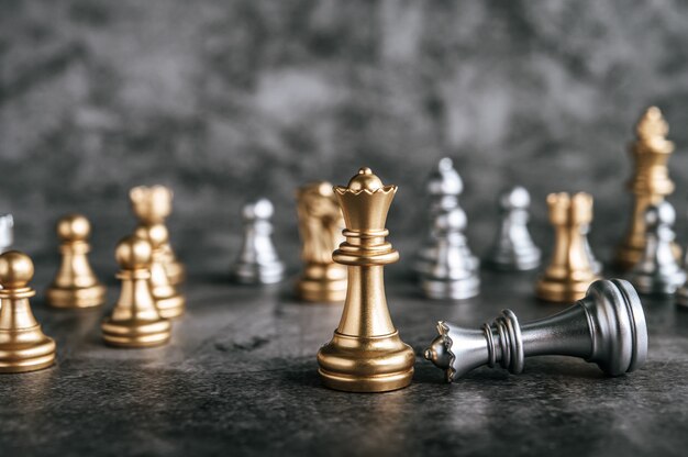 Goud en zilver schaken op schaakbordspel voor bedrijfs metafoor leiderschap concept